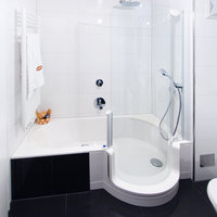 modernes Badezimmer in Schwarz-Weiß